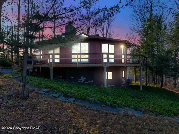 360 Fawn RD, Pocono Lake, PA 18347