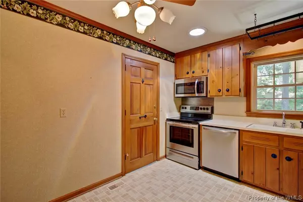 Yorktown, VA 23692,401 Rosewood LN