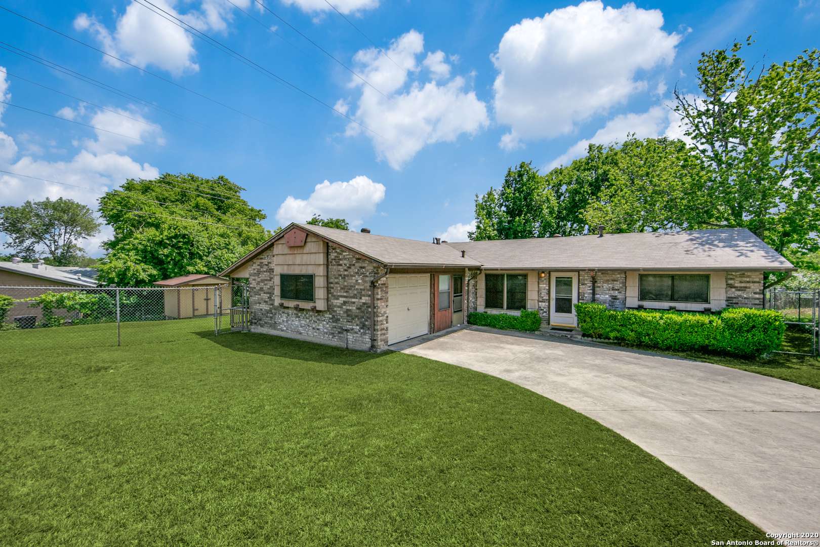 213 Regal Oaks Dr, Live Oak, TX 78233