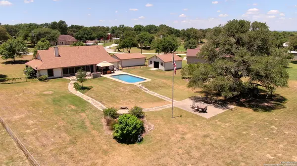 1248 HILLSIDE OAKS DR, La Vernia, TX 78121-4734