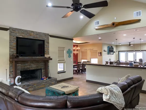 Devine, TX 78016,336 County Road 7756