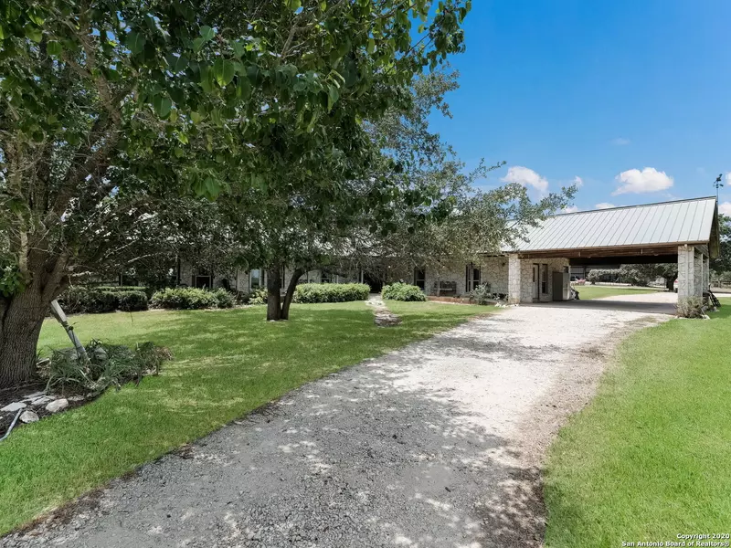 724 COUNTY ROAD 310, Floresville, TX 78114-3482