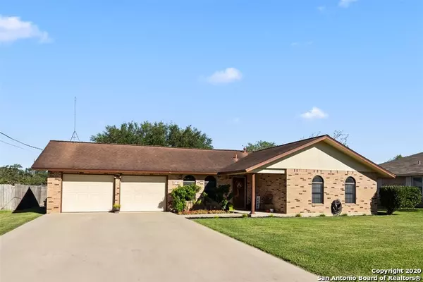 121 PLAINVIEW DR, Poth, TX 78147