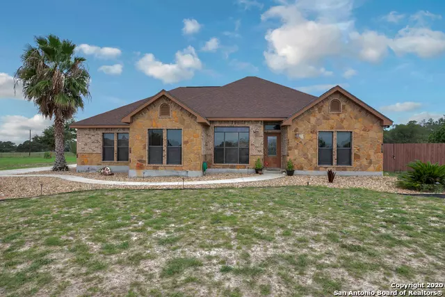 73 OAK FIELDS DR, Floresville, TX 78114-6299