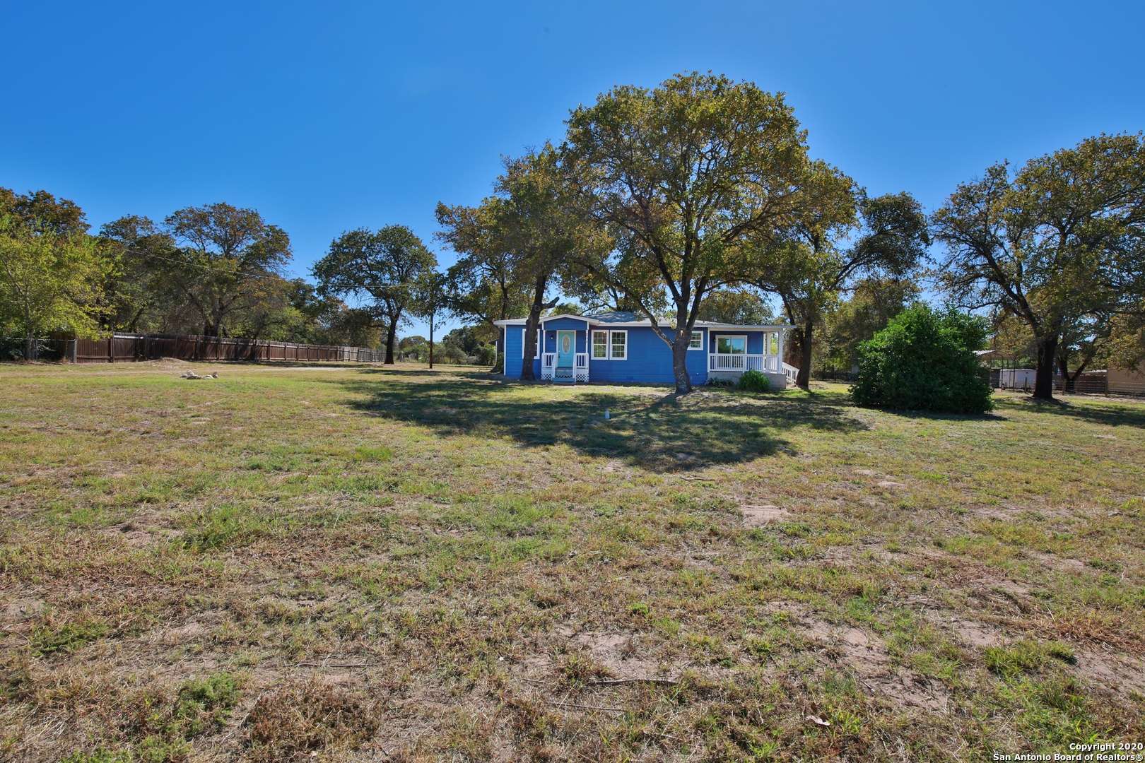 208 CREEKSIDE DR, Floresville, TX 78114-9371