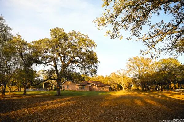 Floresville, TX 78114,1860 Deer Trail