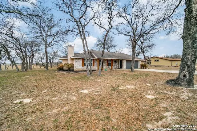 225 GREAT OAKS BLVD, La Vernia, TX 78121-4676