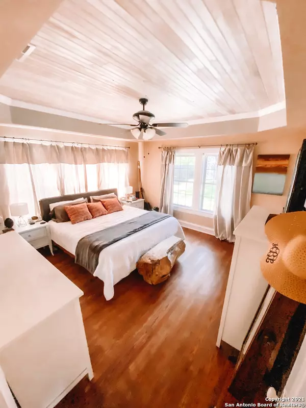 Floresville, TX 78114-1801,929 4TH ST