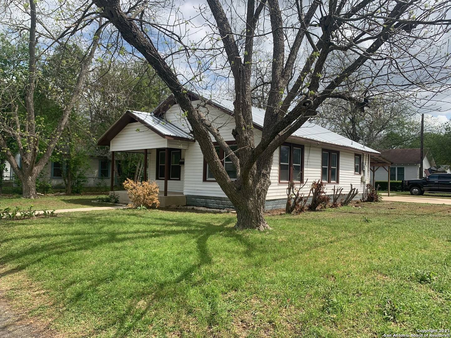 729 MITCHELL AVE,  Seguin,  TX 78155-6366