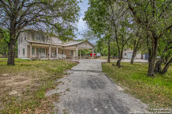 Floresville, TX 78114-4516,560 FLOWER TRAIL LOOP