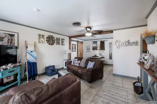 Floresville, TX 78114-2064,1306 4TH ST