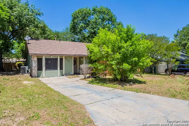Live Oak, TX 78233-2953,7721 STROLLING LN