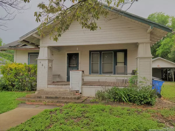 Seguin, TX 78155,521 E Mountain St