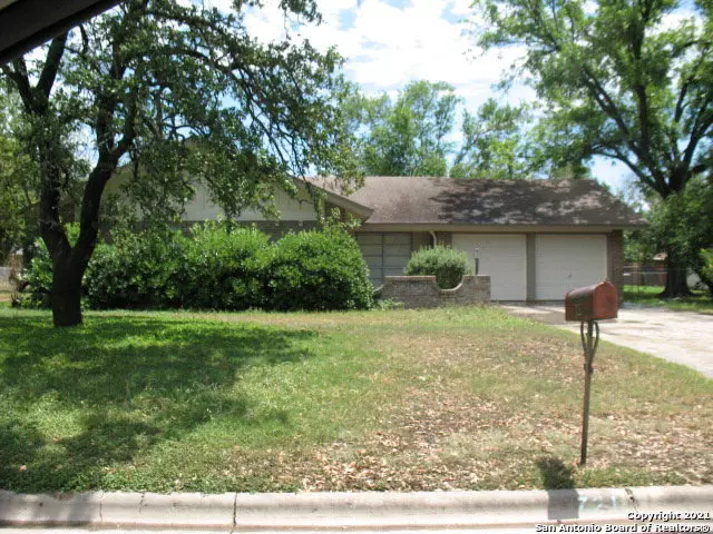 721 SKYLANE, Uvalde, TX 78801