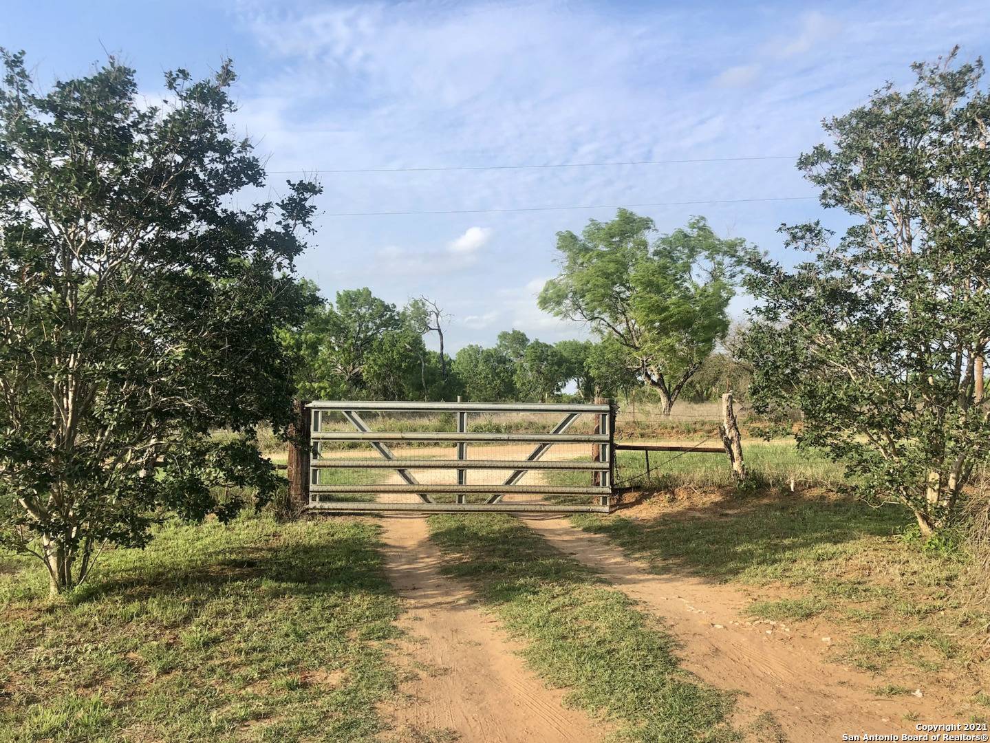 Floresville, TX 78114-6045,1162 COUNTY ROAD 122