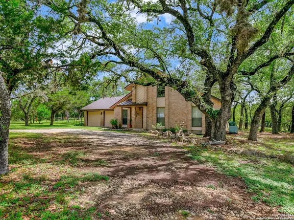 255 Diamond J Rd N,  Pipe Creek,  TX 78063