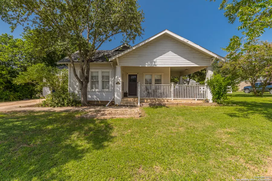 1906 3RD ST, Floresville, TX 78114-2900