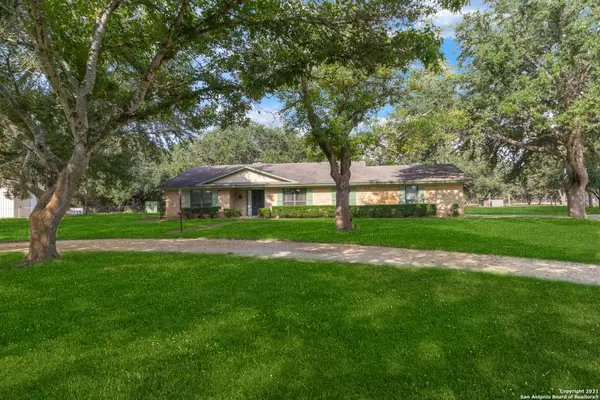 11 QUAIL HOLLOW DR, Pleasanton, TX 78064-1713