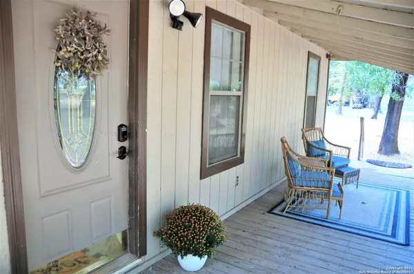 La Vernia, TX 78121-5855,261 Oak Hollow Dr