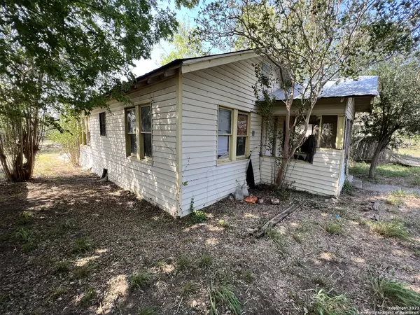 Three Rivers, TX 78071,1210 King David Dr