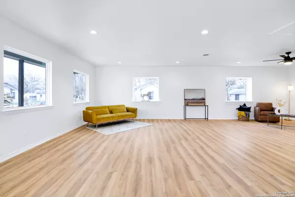 Schertz, TX 78154-1915,524 CURTISS AVE