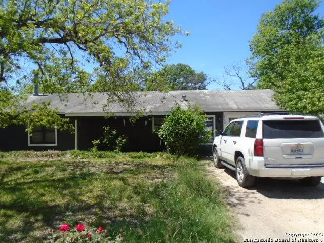 112 Hilltop Dr, Kerrville, TX 78028-7070