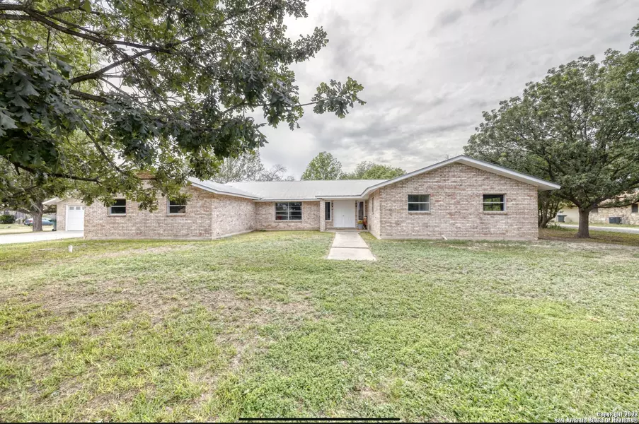 415 Ham Ln, Uvalde, TX 78801