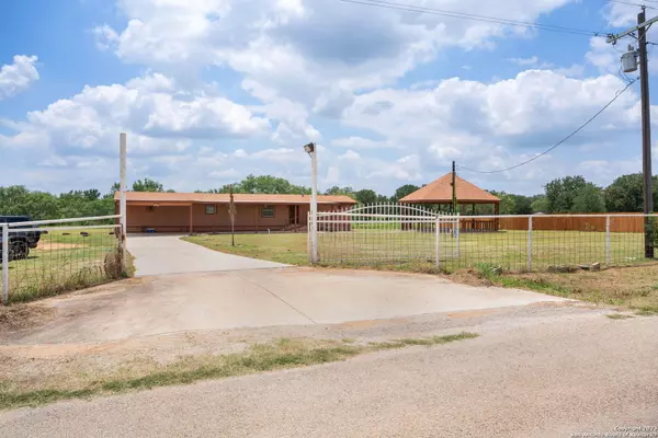 5030 BLACKHILL RD, Floresville, TX 78114