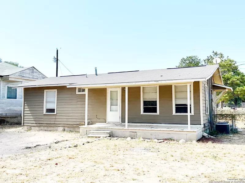 404 DAVIS AVE, Devine, TX 78016-1518