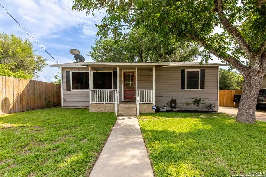 1409 6TH ST, Floresville, TX 78114-2365