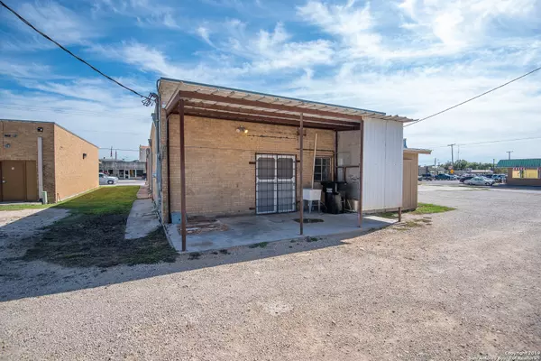 Devine, TX 78016-2937,114 Teel Drive