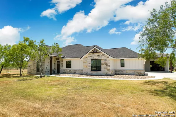 209 GENTLE BREEZE, Floresville, TX 78114-3316