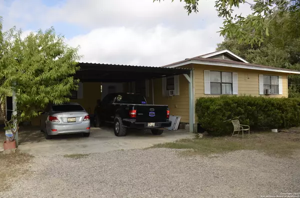 10805 HOLLOWELL RD, Atascosa, TX 78002-3498