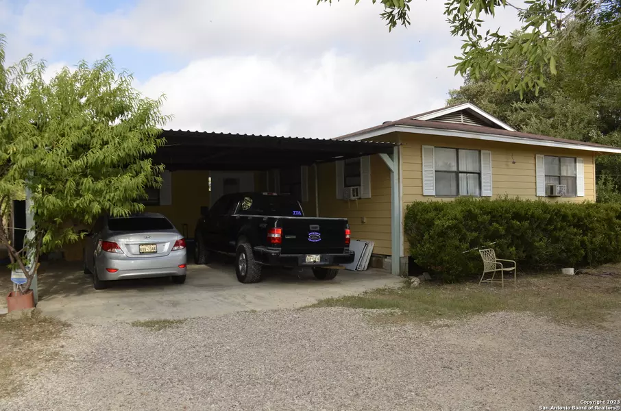 10805 HOLLOWELL RD, Atascosa, TX 78002-3498