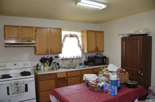 Atascosa, TX 78002-3498,10805 HOLLOWELL RD