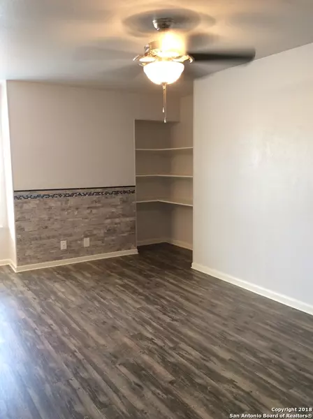 10551 Starcrest Dr UNIT TOP R, San Antonio, TX 78217-2876