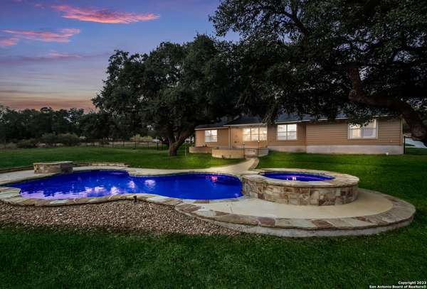 156 BERRY OAKS DR,  Bulverde,  TX 78163-3251