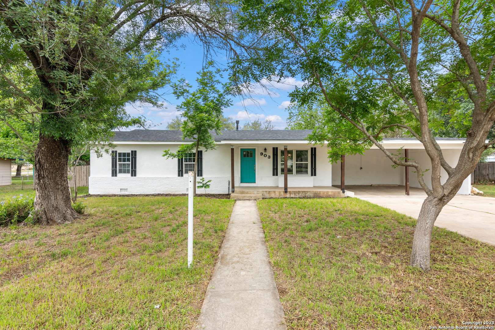 Devine, TX 78016-1906,903 DOVE AVE