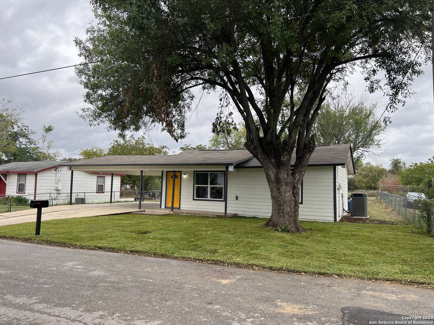 Floresville, TX 78114-1819,1207 PLUM ST