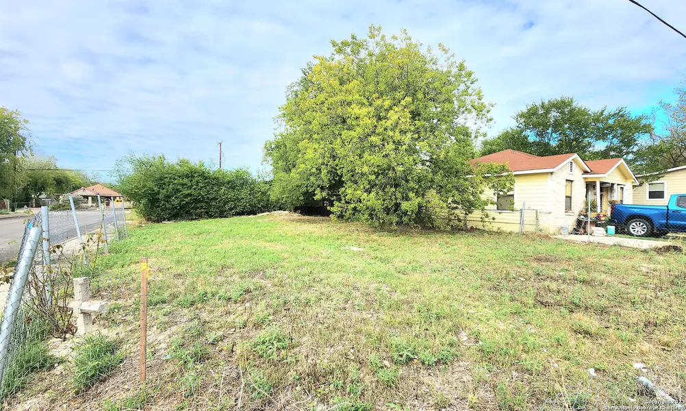 703 34th St, San Antonio, TX 78228