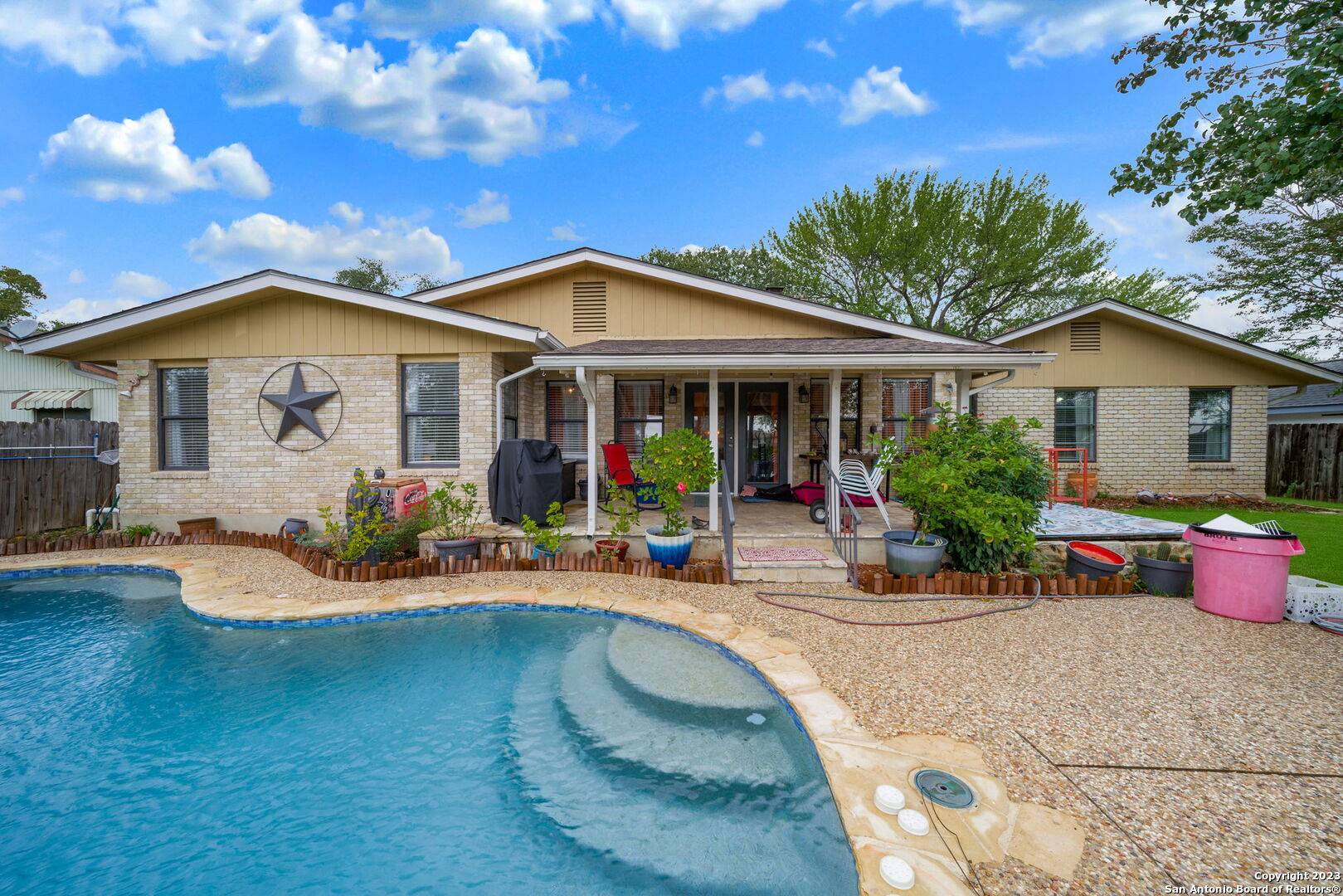 210 GRANADA DR, Universal City, TX 78148-3137