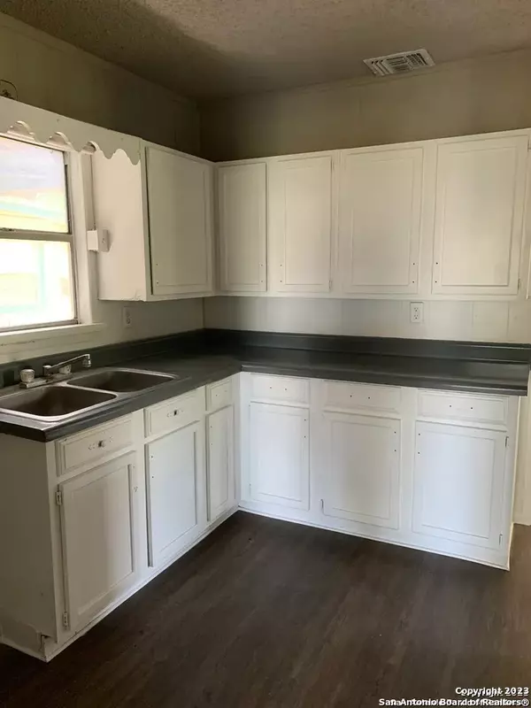Charlotte, TX 78011,177 BARNES AVE