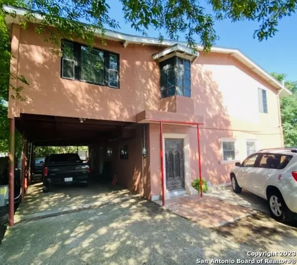 Floresville, TX 78114-1812,809 4TH ST