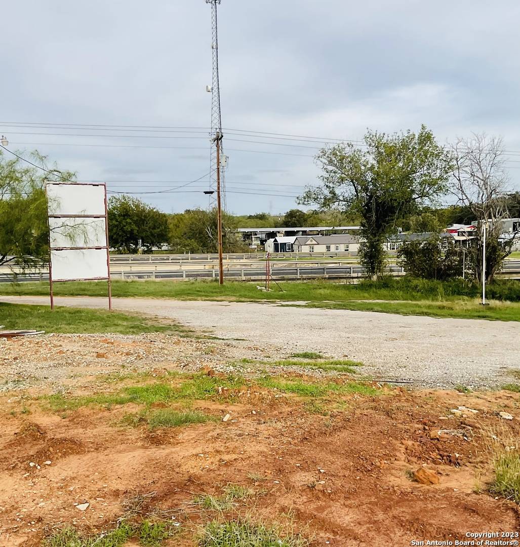Floresville, TX 78114-2768,2405 10TH ST