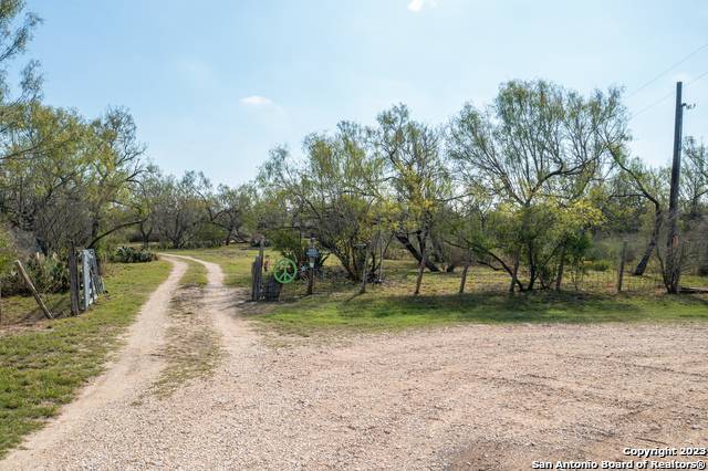 224 COUNTY ROAD 4581, Hondo, TX 78861-5638