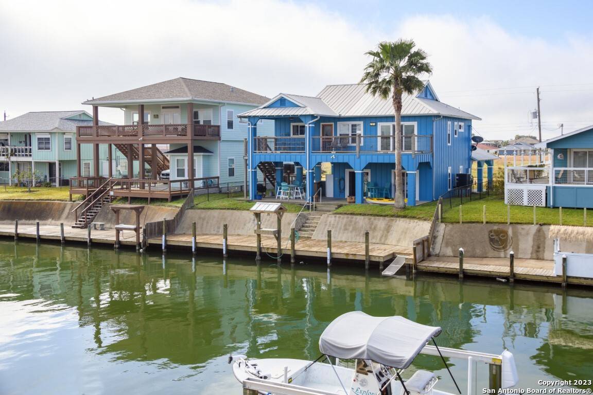 136 Palm Dr, Rockport, TX 78382