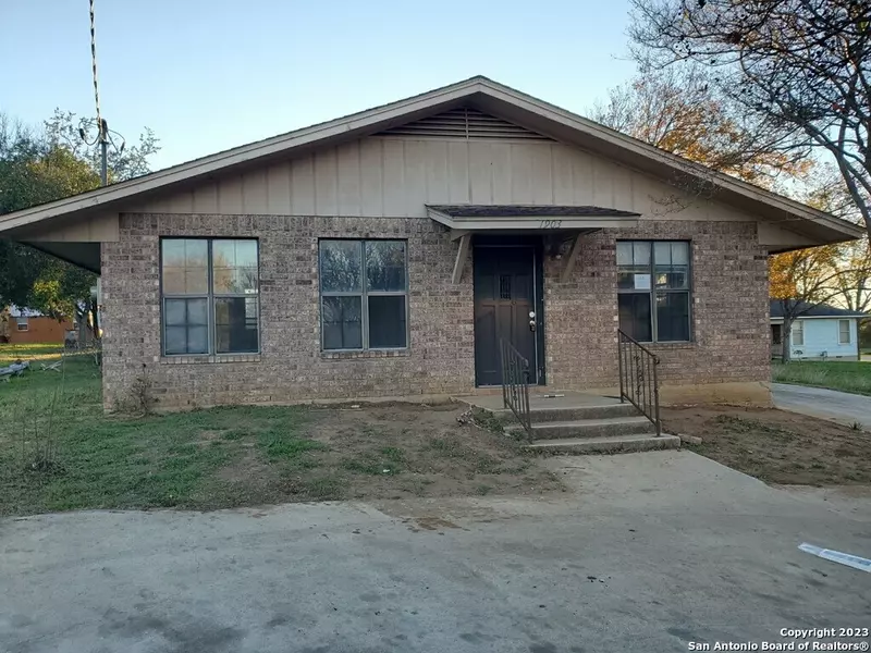 1903 3RD ST, Floresville, TX 78114-2900