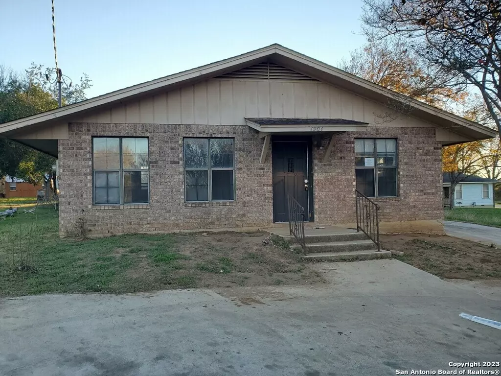 Floresville, TX 78114-2900,1903 3RD ST