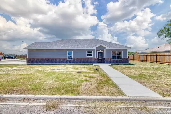 Uvalde, TX 78801,17 Garza Ct