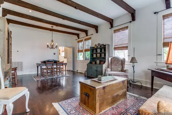 Alamo Heights, TX 78209-5226,904 ESTES AVE